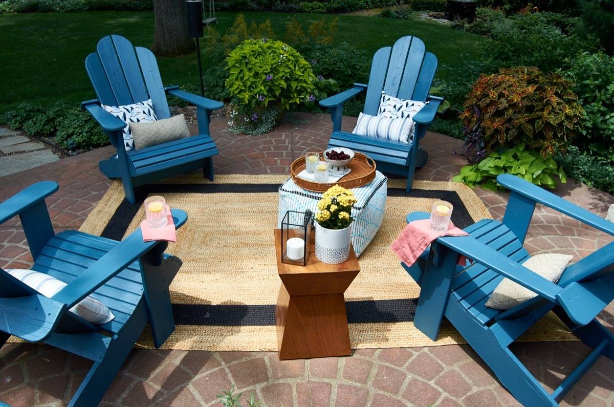 coffee table patio with 5 blue patio chairs
