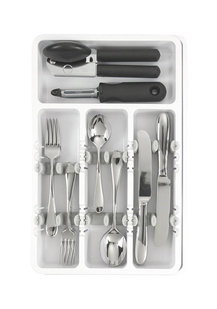 Expandable utensil tray
