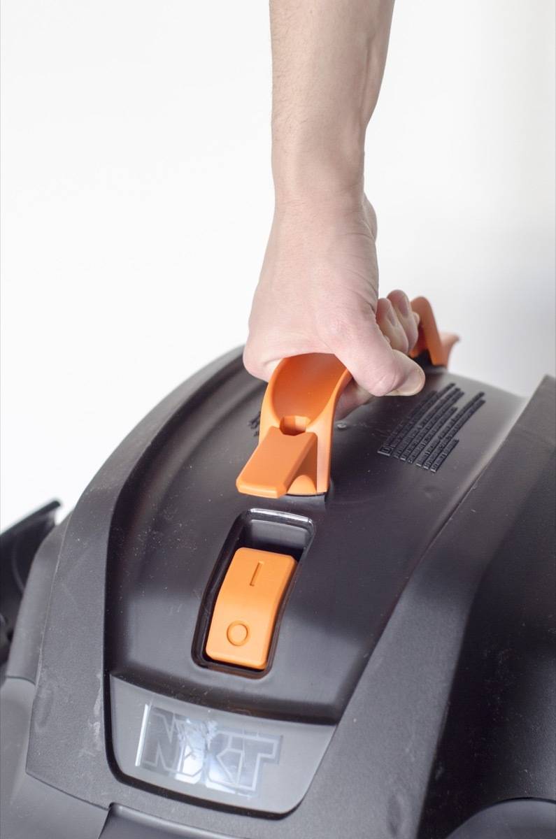 Carrying handle on shop vac