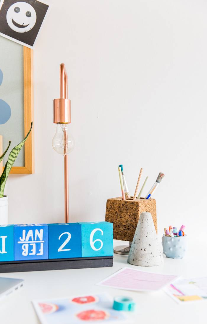 The date is shown on a blue block calendar.