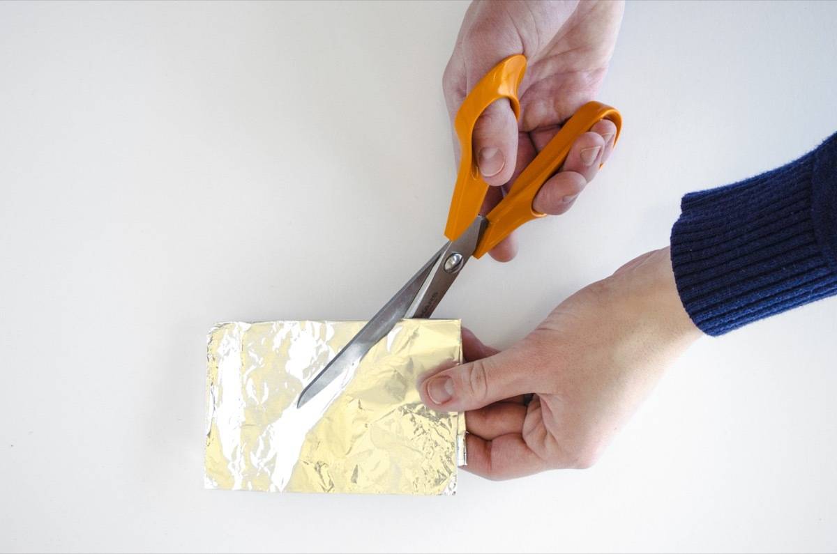 How to sharpen scissors at home: Using aluminum foil