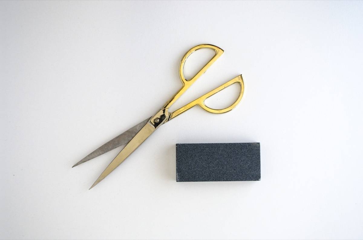 How to sharpen scissors yourself: Using a sharpening stone
