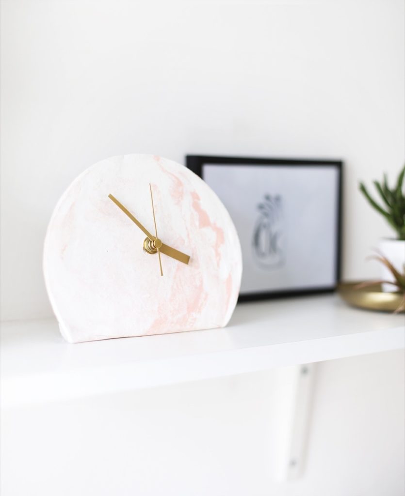 DIY Mother's Day Gift Ideas: Marbled clock