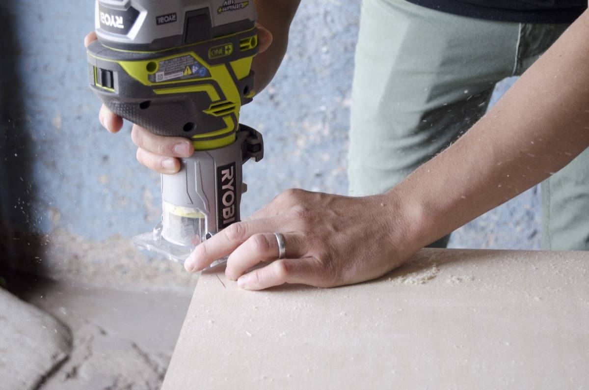 DIY small dining table - Round the edges using a router