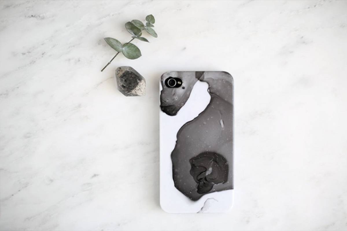 DIY Mother's Day Gift Ideas: Marbled phone case