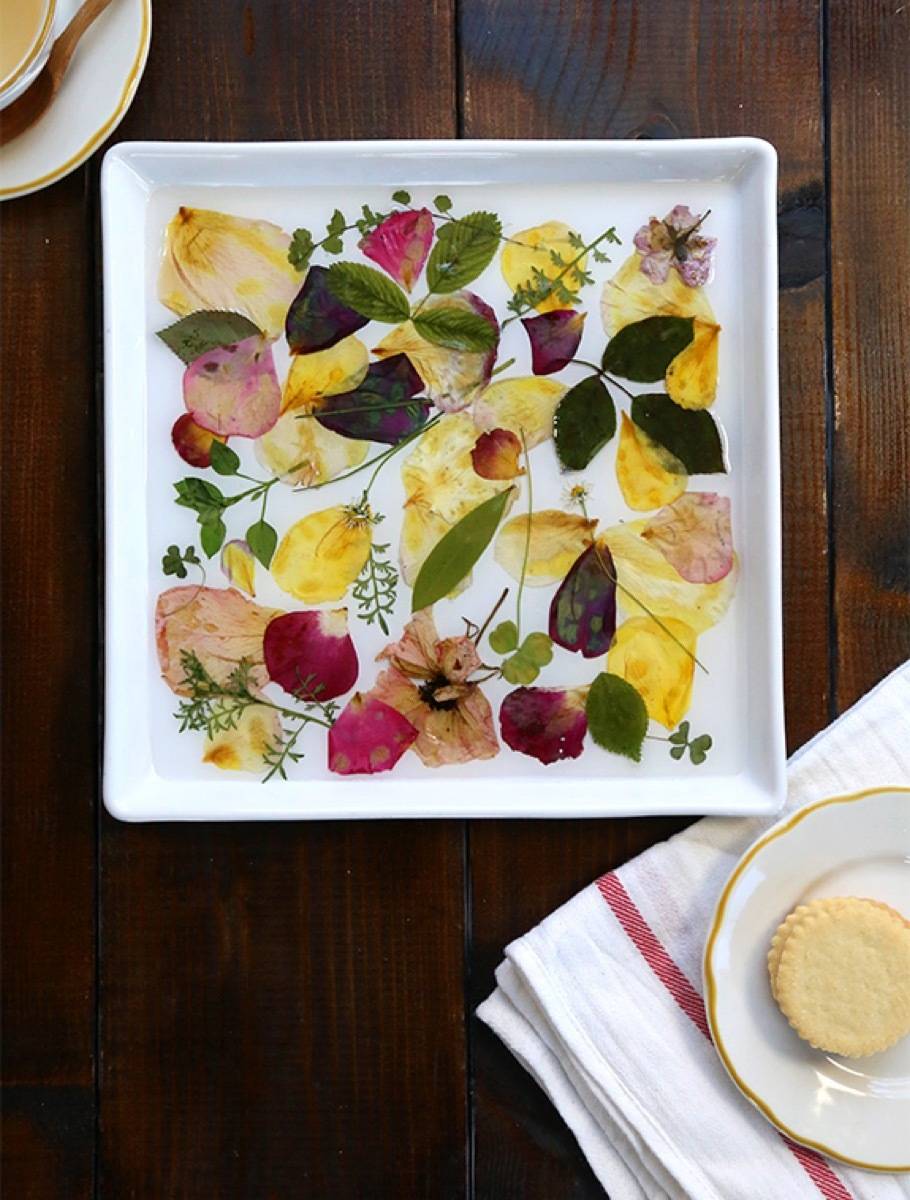 DIY Mother's Day Gift Ideas: Rose petal tray