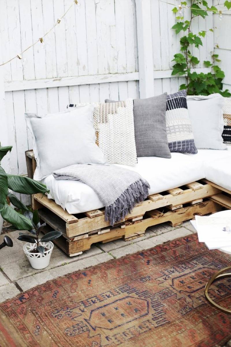 62 DIY Projects to Transform Your Backyard: Pallet couch