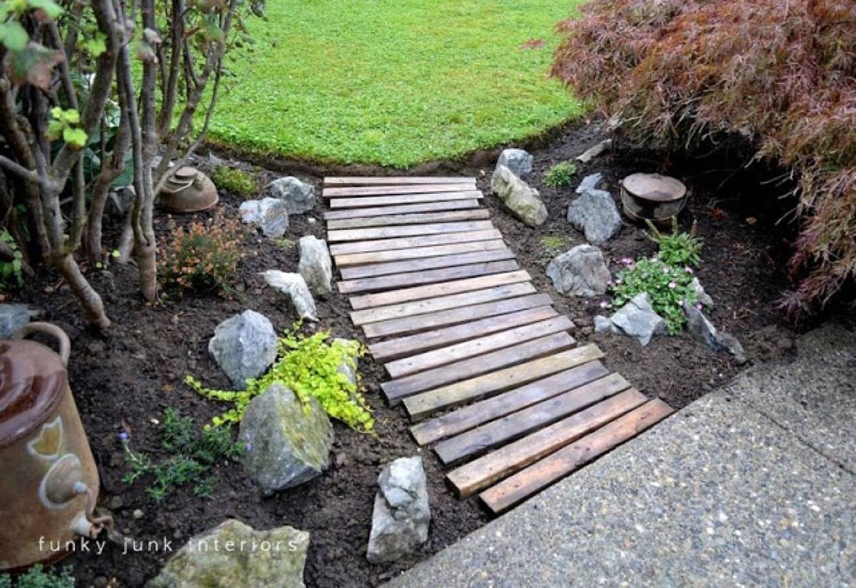 62 DIY Projects to Transform Your Backyard: Pallet walkway