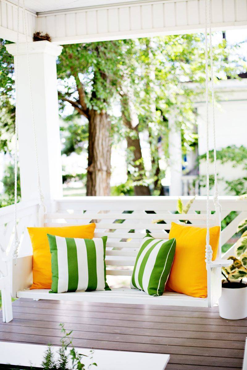 62 DIY Projects to Transform Your Backyard: DIY porch swing