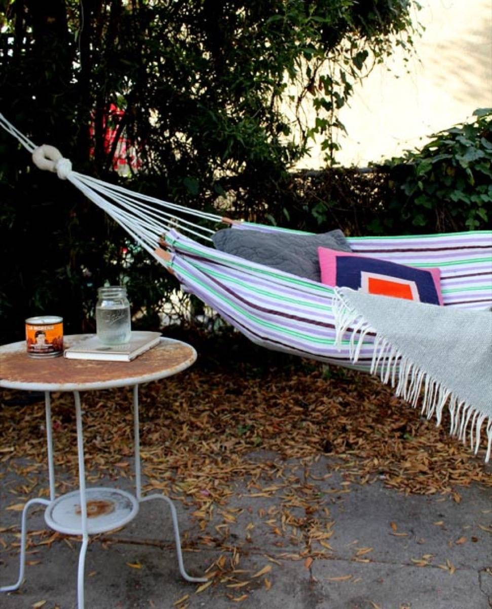 62 DIY Projects to Transform Your Backyard: Summer hammock