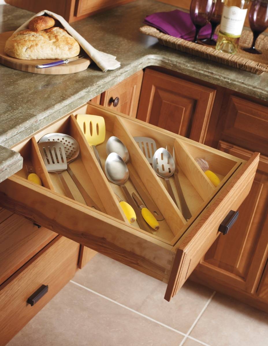 Diagonal kitchen drawer organizer