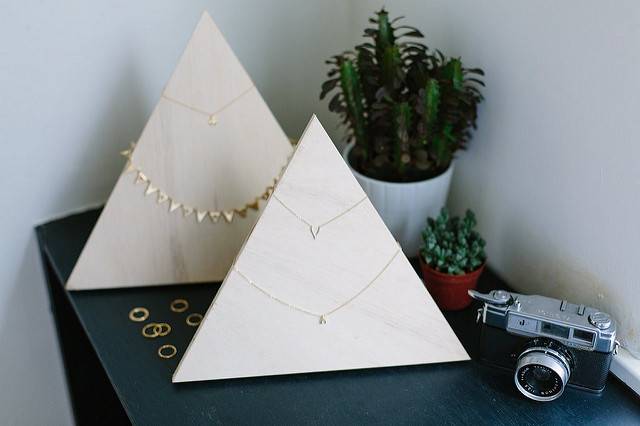 Minimal wood jewelry displays