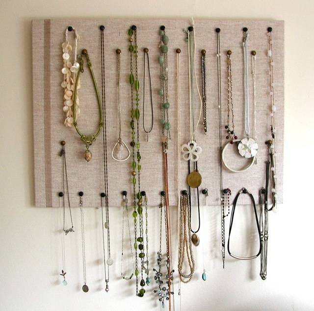 Wall-mounted jewelry organizer