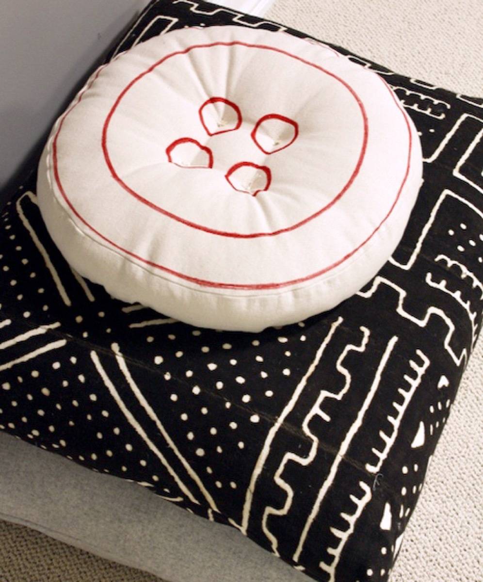 Our Favorite Pillow Projects from the Curbly Archives | Button pillow