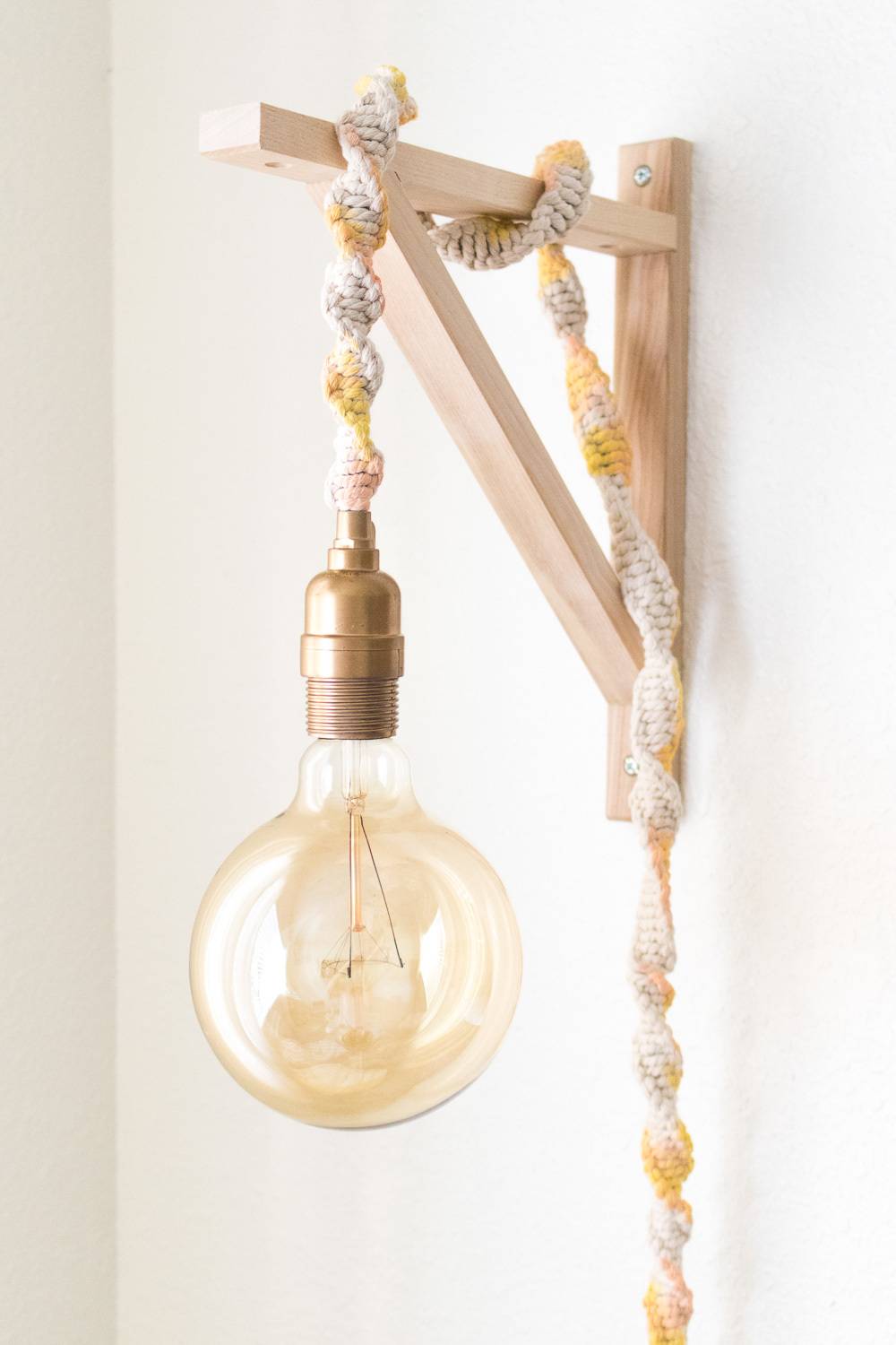 A beautifully designed decorative ight fixture with a bare bulb.