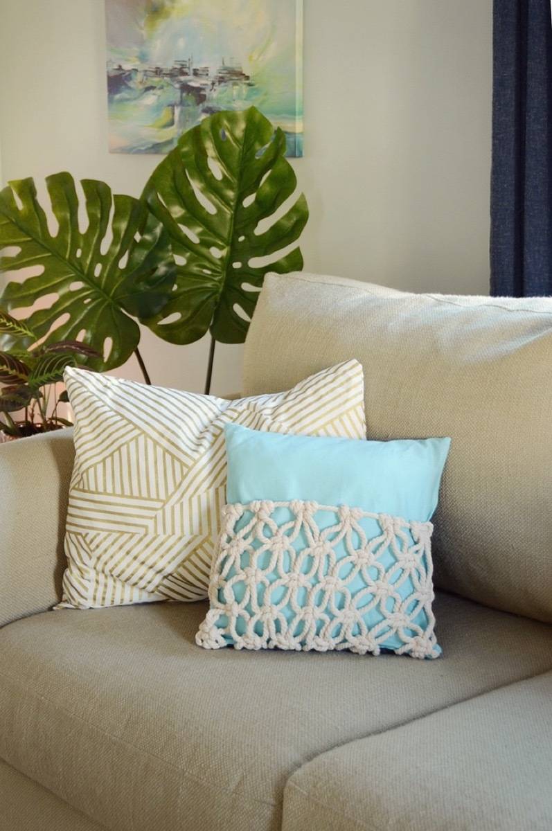Our Favorite Pillow Projects from the Curbly Archives | Macrame pillow
