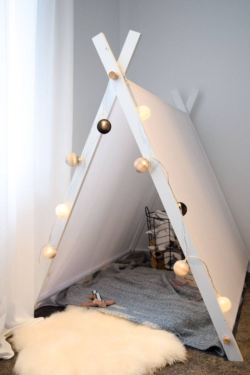 Play tent idea from Style Curator | 75 DIY Kids Decor Ideas