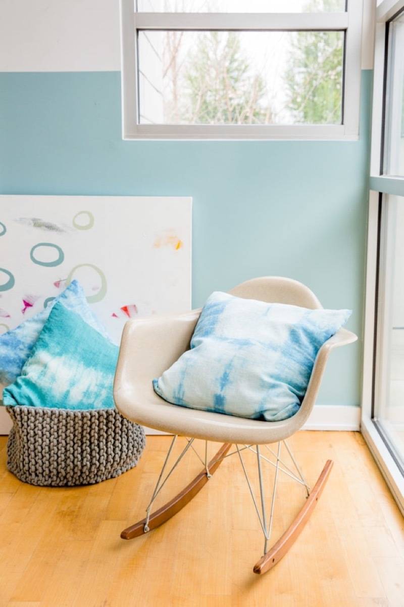 Our Favorite Pillow Projects from the Curbly Archives | Shibori-dyed pillowcases