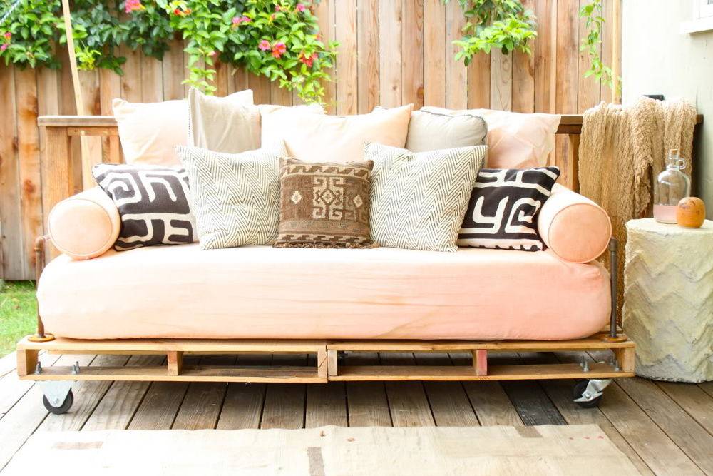 10 DIY Daybeds Done On The Cheap 