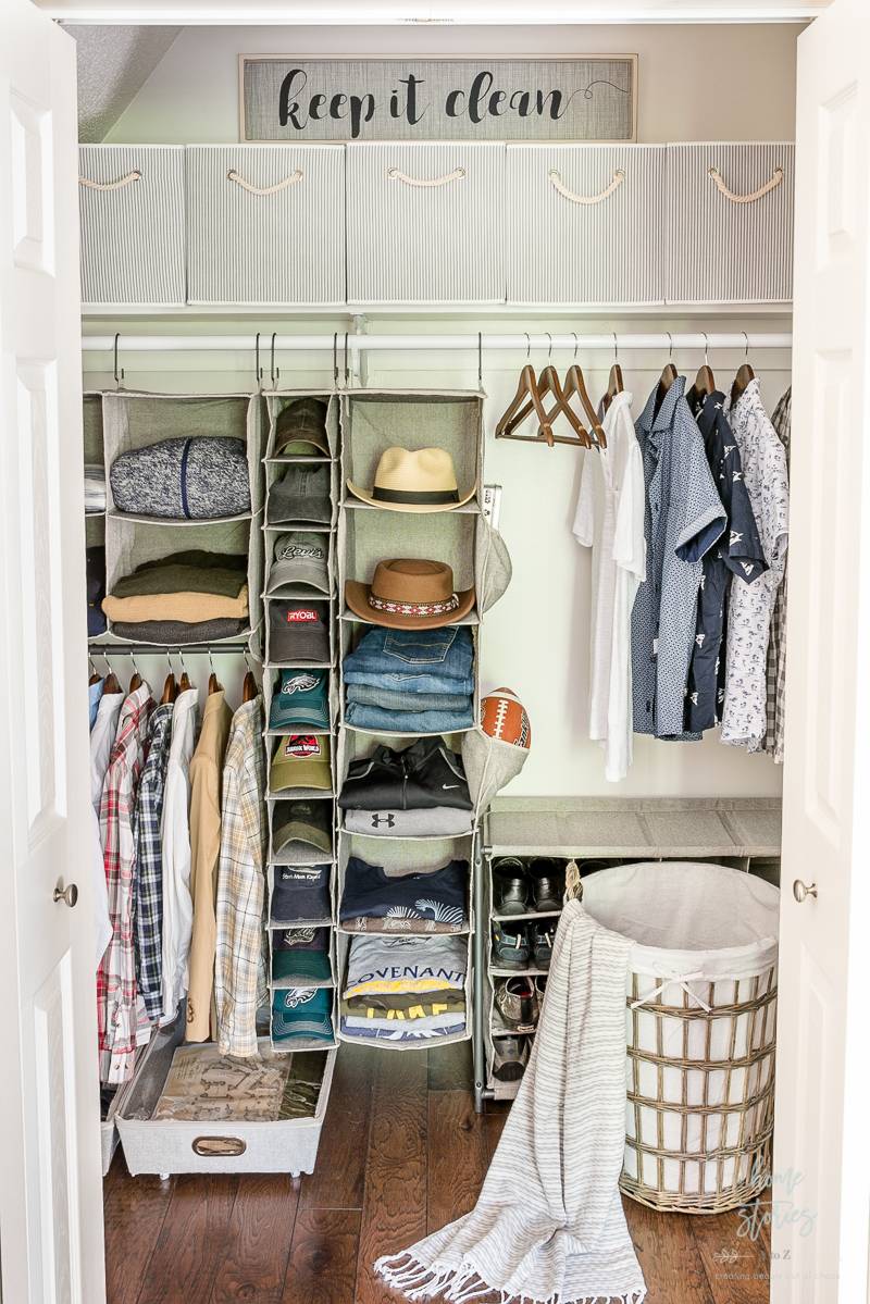 A well organized closet makes use of its small space with shelves for hats and foldable pieces.