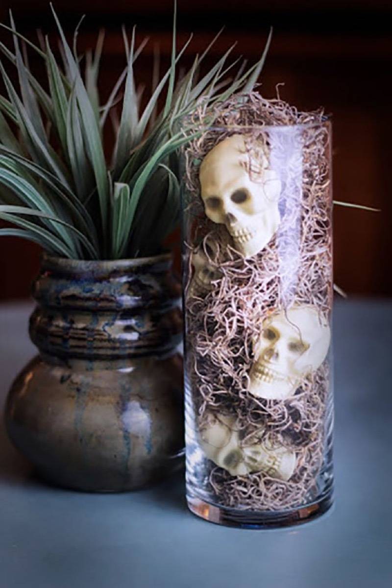 Skulls in a vase