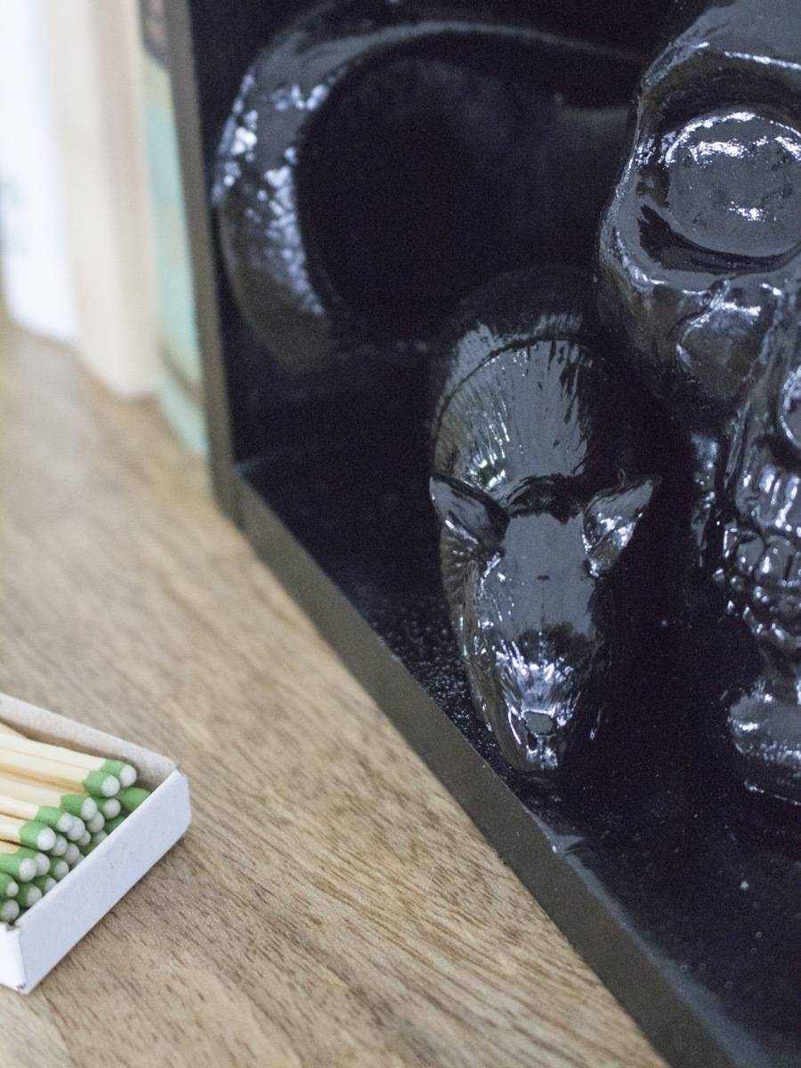 Creepy details from these Halloween-themed bookends