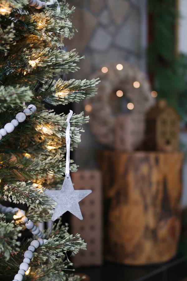 Christmas Mantle Makeover: No Mantle, No Worries