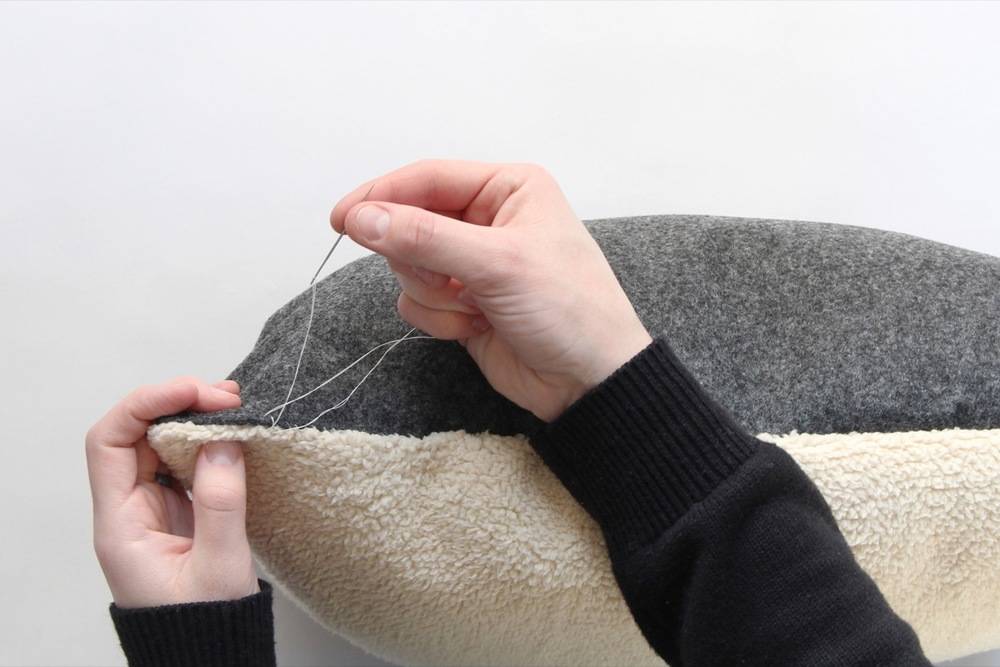 Faux fur en vilt maken dit minimale kattenkussen.