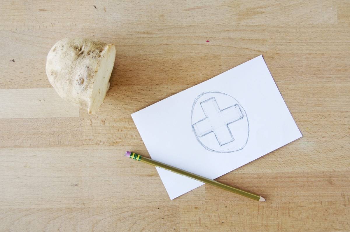 Did you know you can make a stamp from a potato? See how with our tutorial!