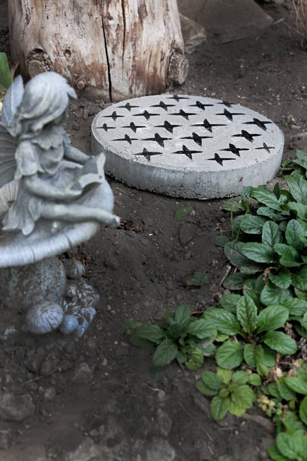 DIY Modern Painted Cement Stepping Stones