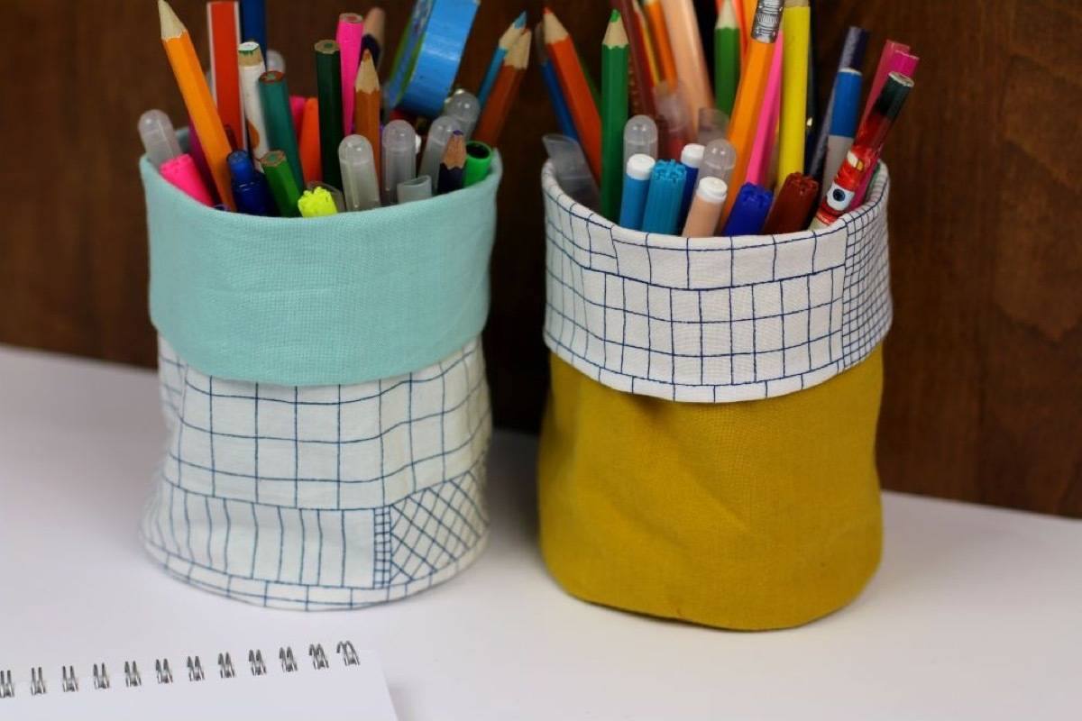 99 ways to use fabric to decorate your home | Desk organizers from fabric and tin cans