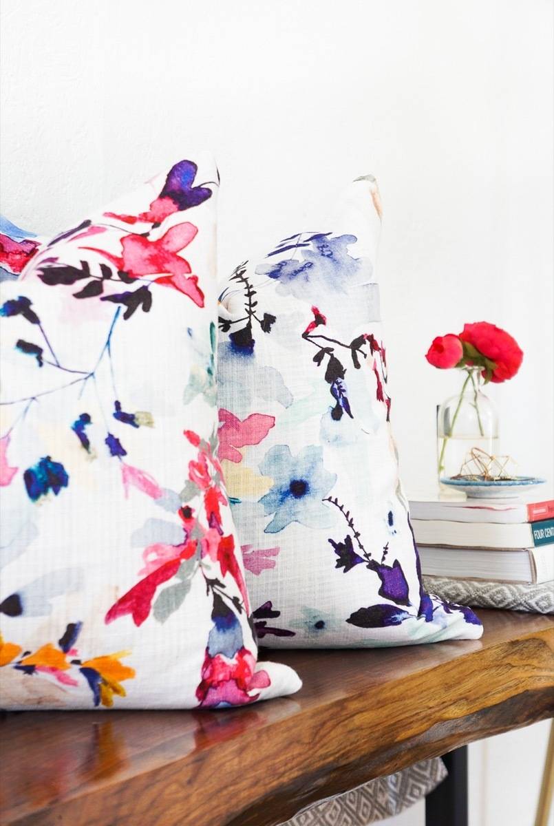 99 ways to use fabric to decorate your home | Pillow cover made from cloth napkins