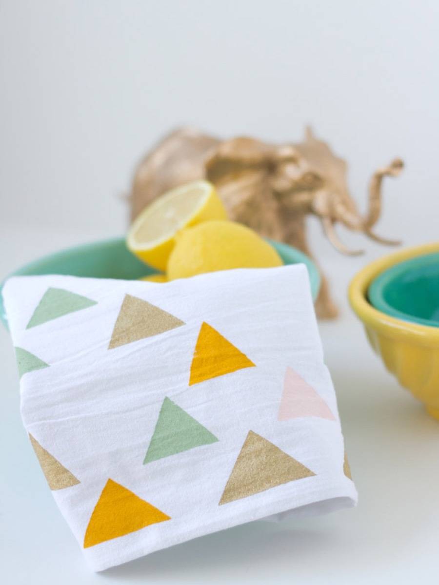 99 ways to use fabric to decorate your home | Cute tea towels