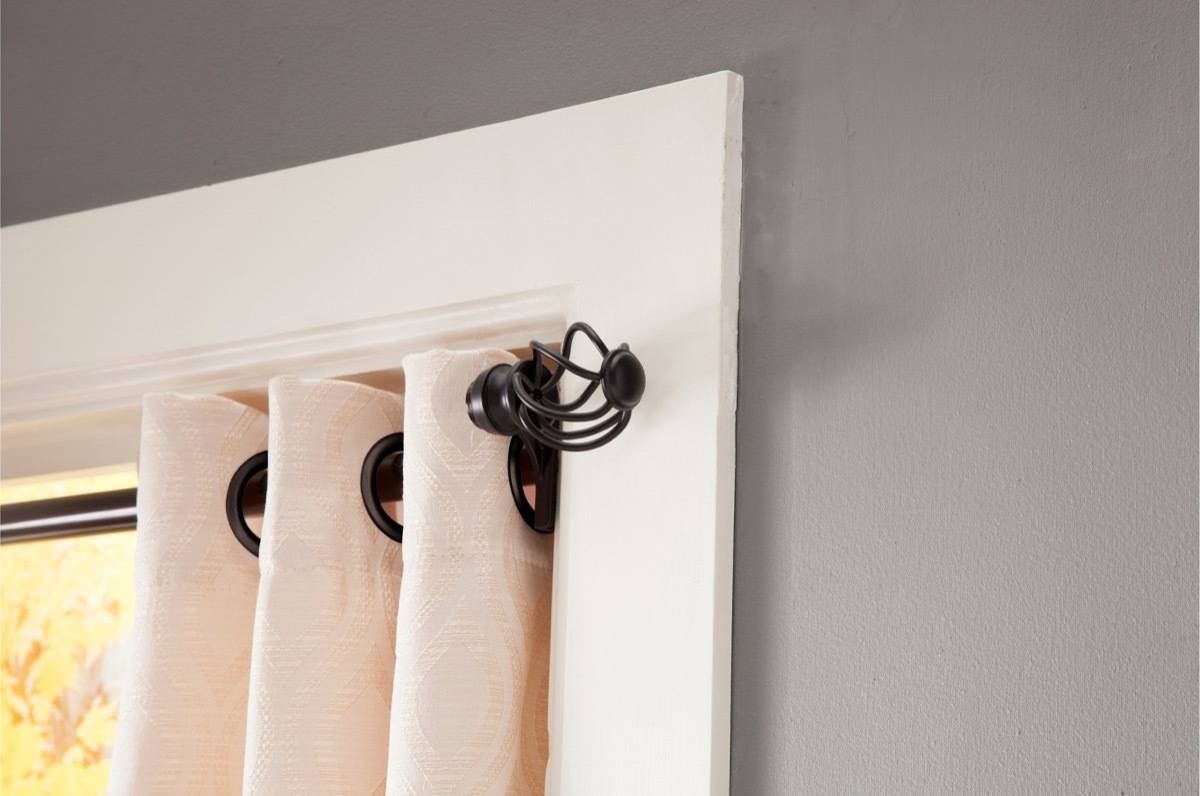 Twist and fit curtain rod