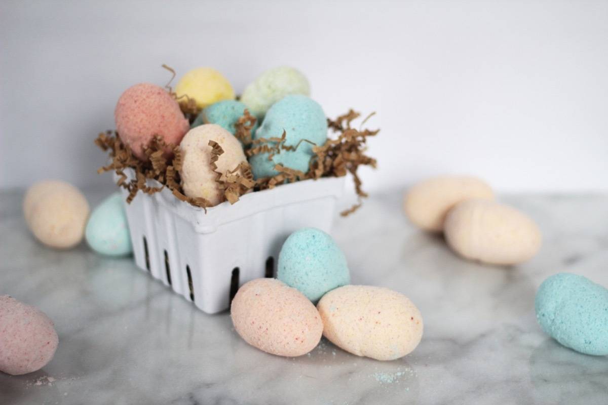 DIY Easter egg bath bombs - these come with a surprise inside!