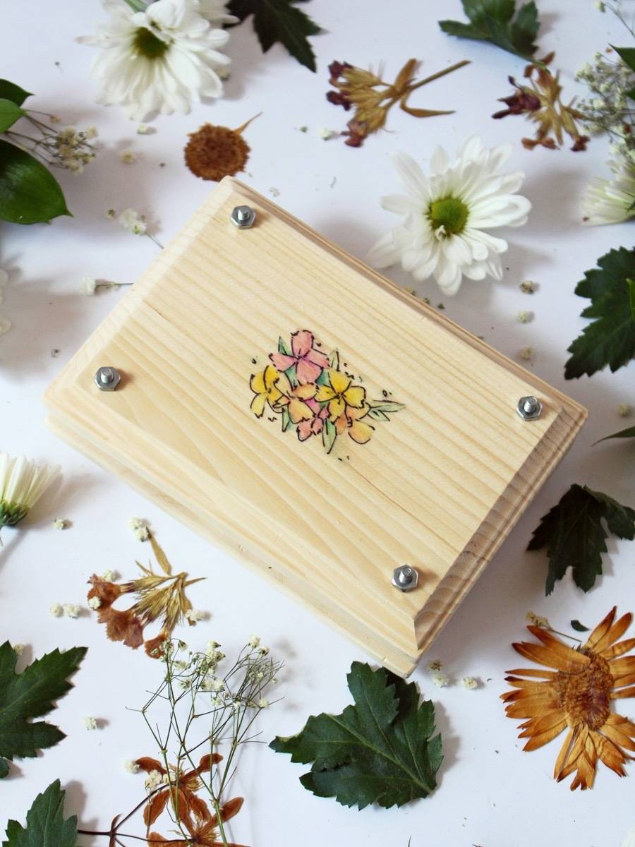 DIY this flower press to keep and collect springtime flowers