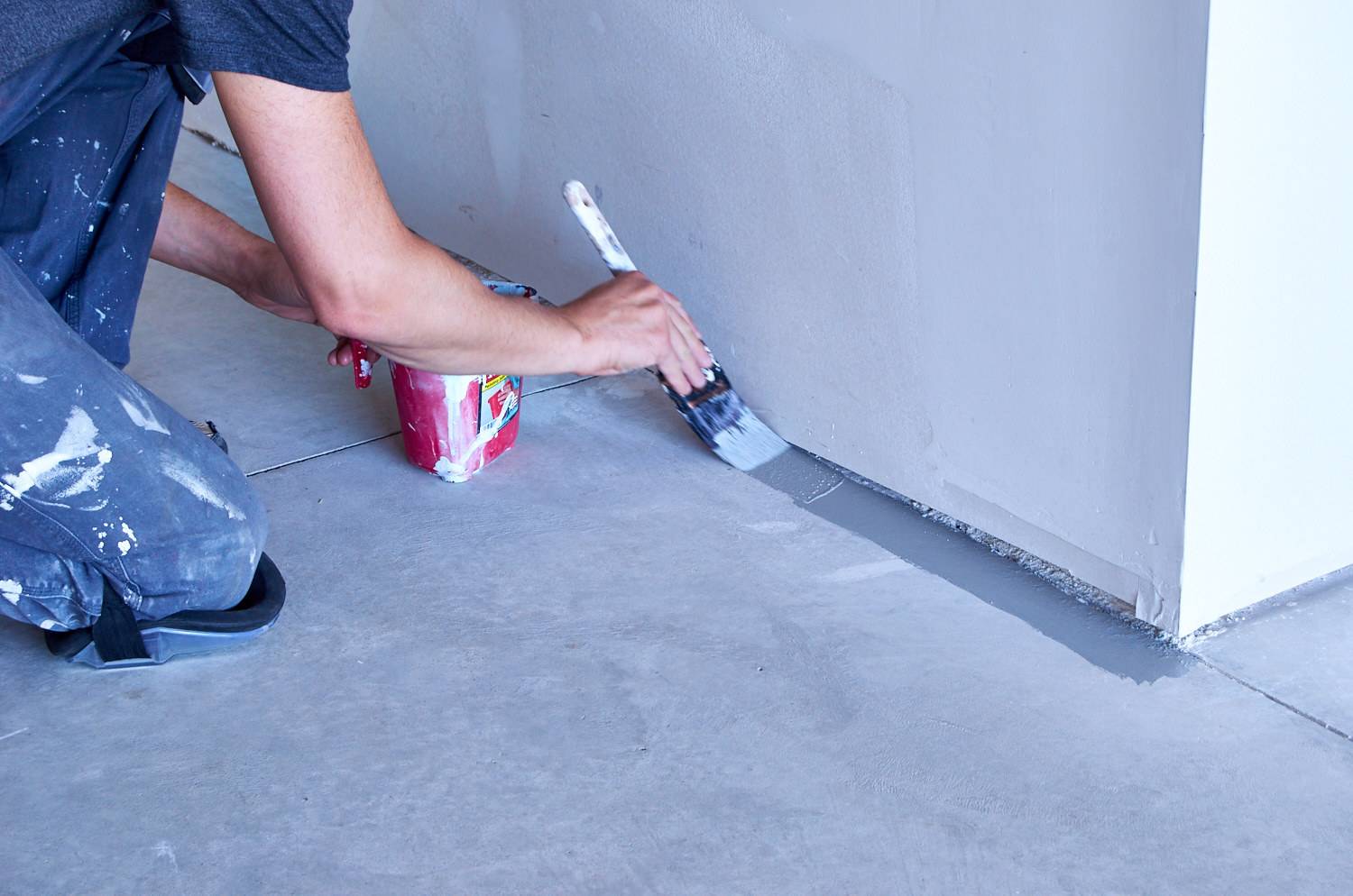 cut in the edges of a garage floor with epoxy paint