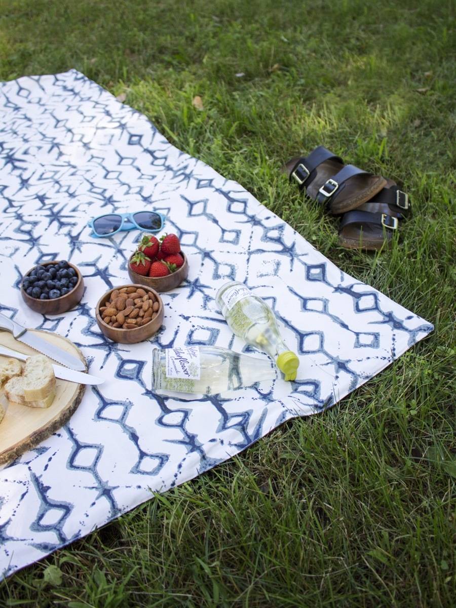How to make a waterproof picnic blanket
