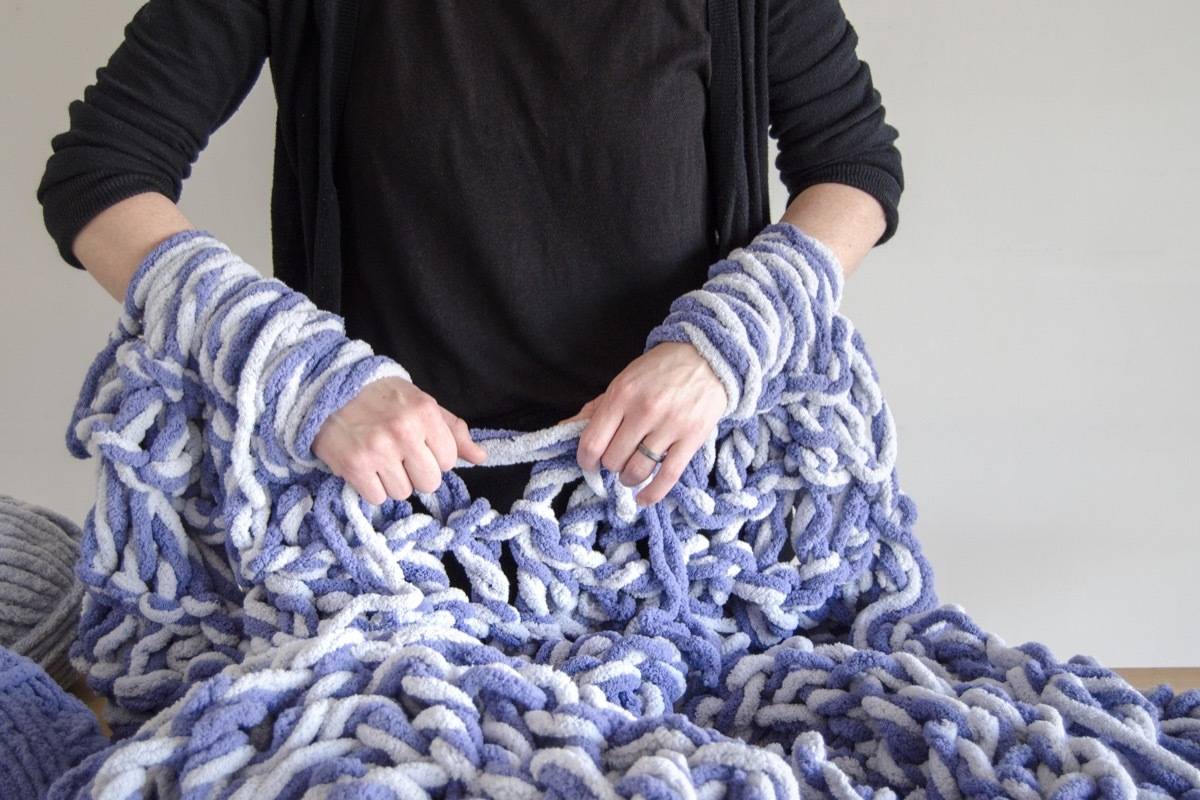 How to arm knit a chunky knit blanket