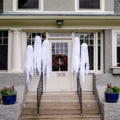 Outdoor Halloween decor | DIY hanging ghosts