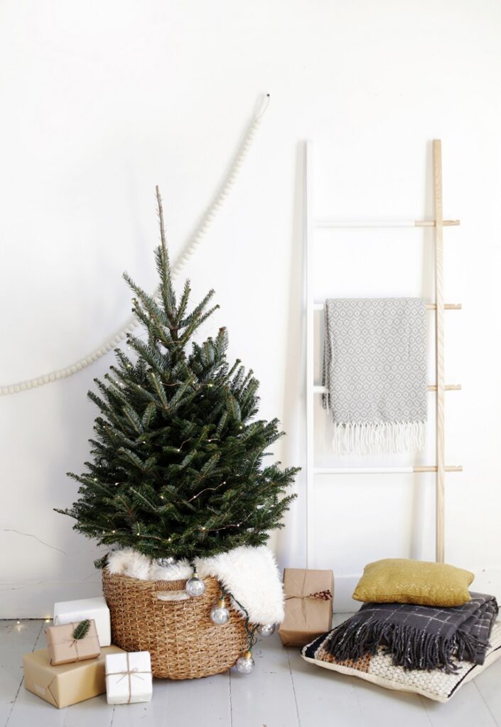 A perfectly minimal, but cozy tree basket styling from The Merry Thought. 