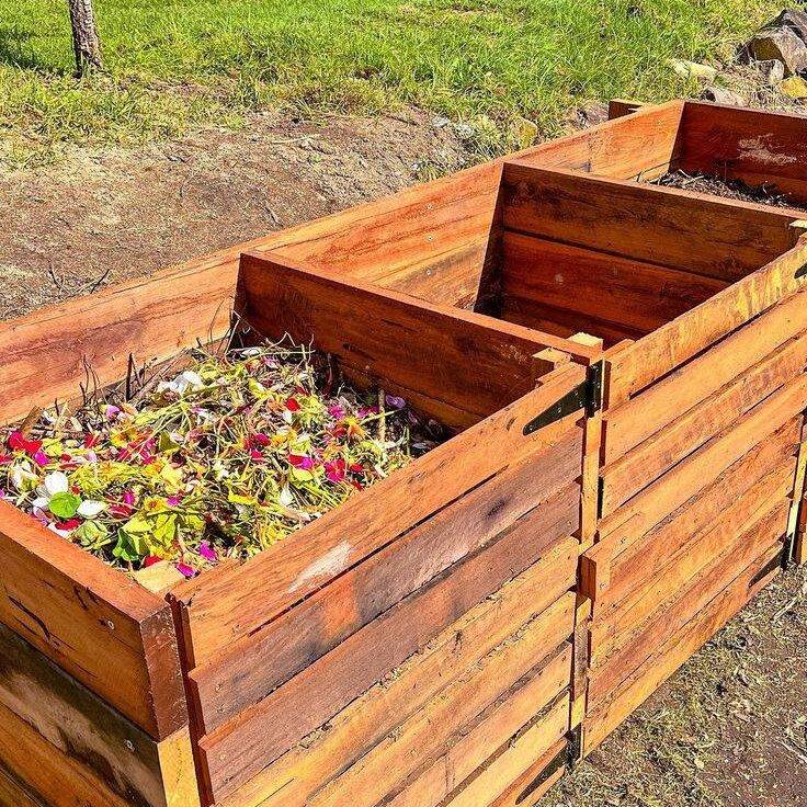 Wooden compost bins with pallets 