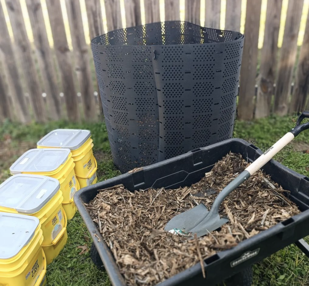 DIY compost pile with fence 