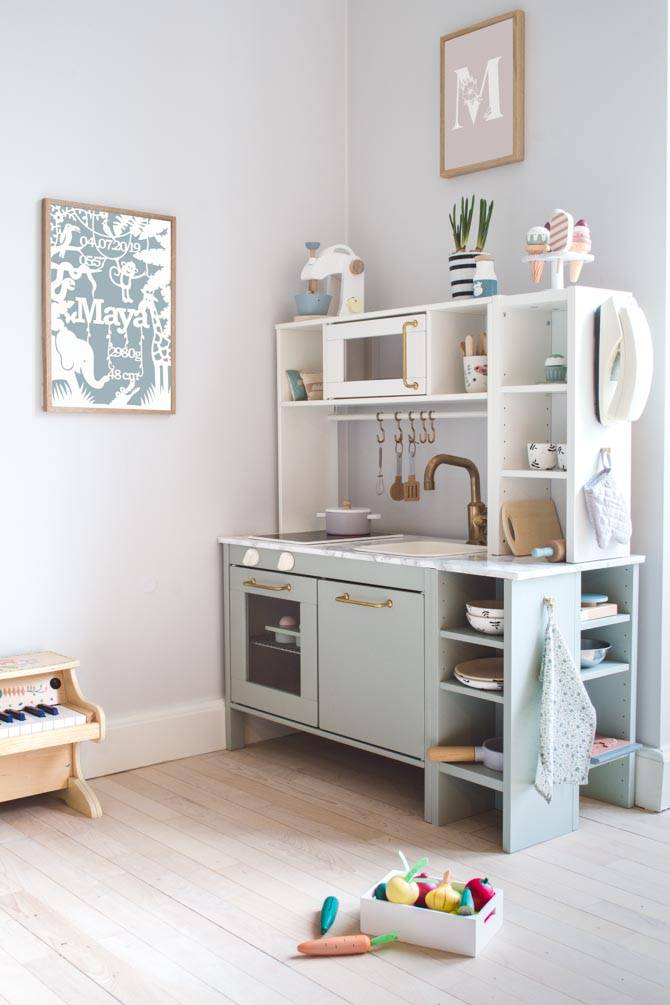 Cute and modern IKEA play kitchen hack from bageglad. 